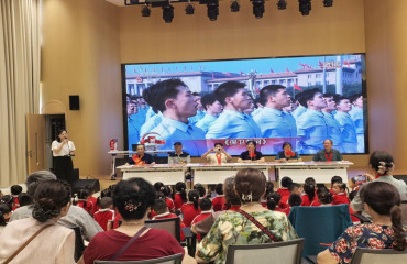 老少齊聚觀閱兵 童心共筑中國夢