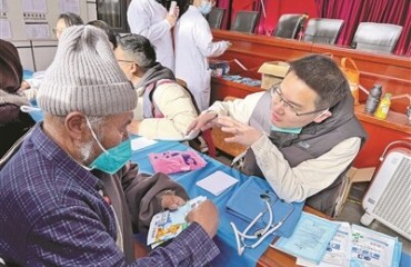 脊梁挺起生命高度——援藏醫(yī)生的八千里高原守護(hù)