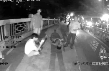 遇見醉漢騷擾市民，兩大學生果斷出手