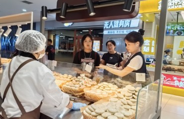 巢城一超市現(xiàn)烤月餅熱賣
