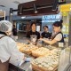 巢城一超市現(xiàn)烤月餅熱賣