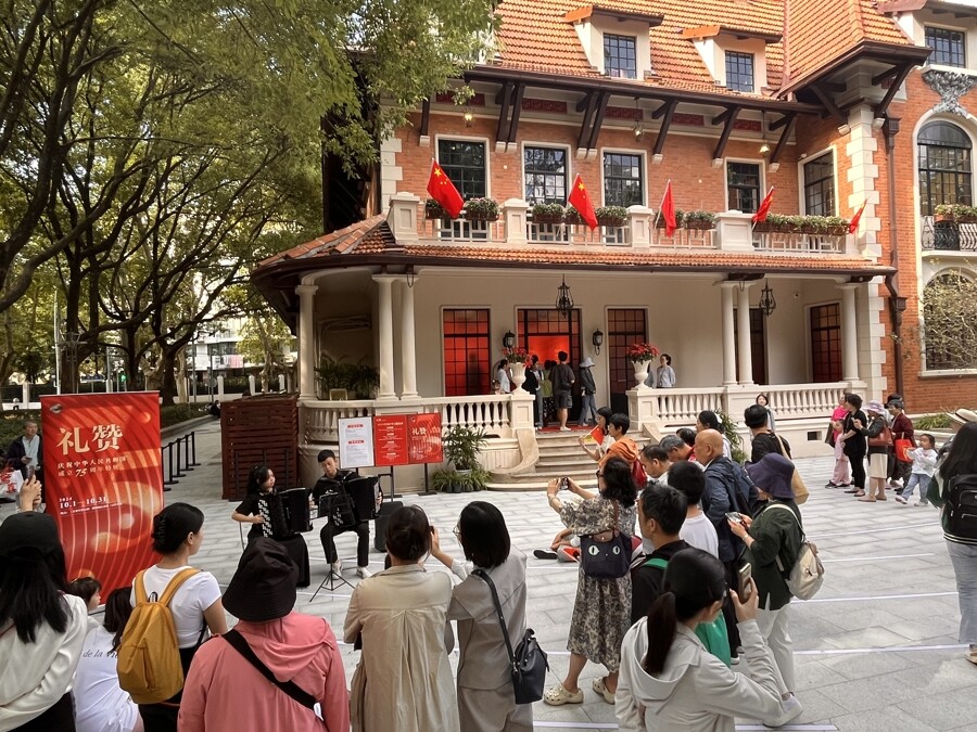 百代小樓去年的快閃演出吸引觀眾駐足.jpg