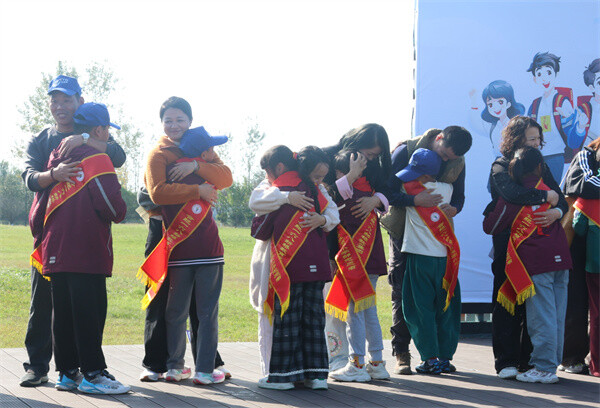 十岁成长礼  红领巾志愿者  拥抱