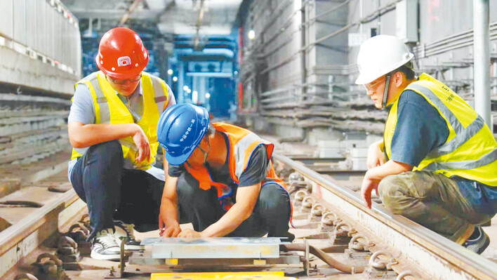 工程人员正紧张施工。