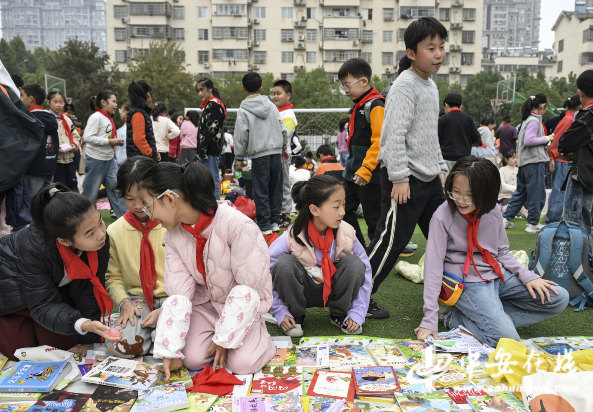 “小顾客”们手持零钱穿梭于各个摊位,认真挑选、讨价还价 (2).jpg