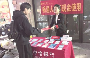 夜色步行街  现金畅通暖民心