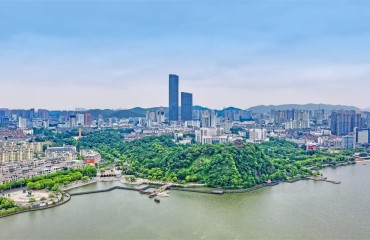 迎着春风，镇江吹响攀“高”逐“新”号角