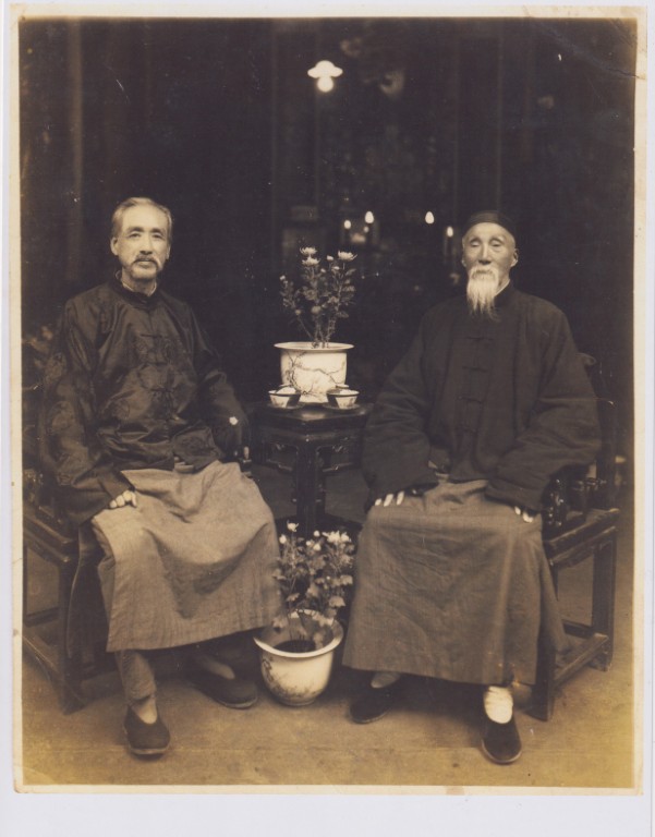 右為張仲梁父親張倬云，系清同治、光緒年間太醫(yī)院監(jiān)侍。左為張仲梁舅舅鄭維臣，曾任北洋政府海軍部司長(zhǎng)。.jpg
