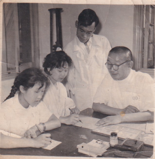 1962年2月，左起：錢(qián)世華、陳桂玲、劉玉炎與張仲樑診療帶教。照片由錢(qián)世華提供。.jpg