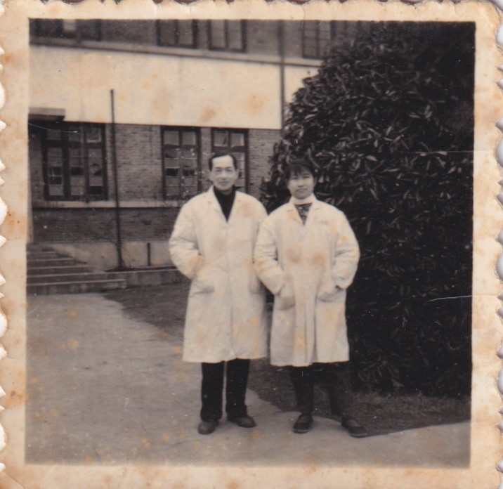 1958年前后，趙國(guó)英在市中醫(yī)院與學(xué)生合影。.jpg