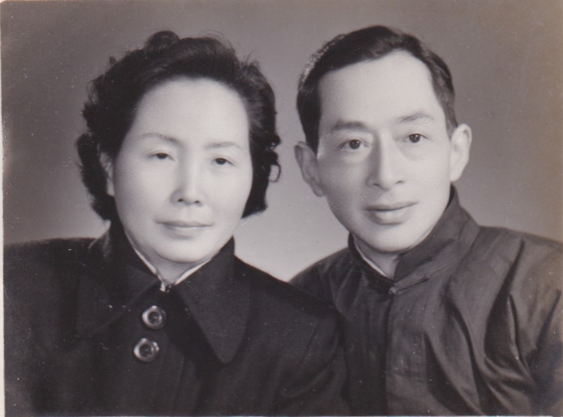 1963年、1964年，趙國(guó)英、黃麗園在南京百花照相館留影。.jpg