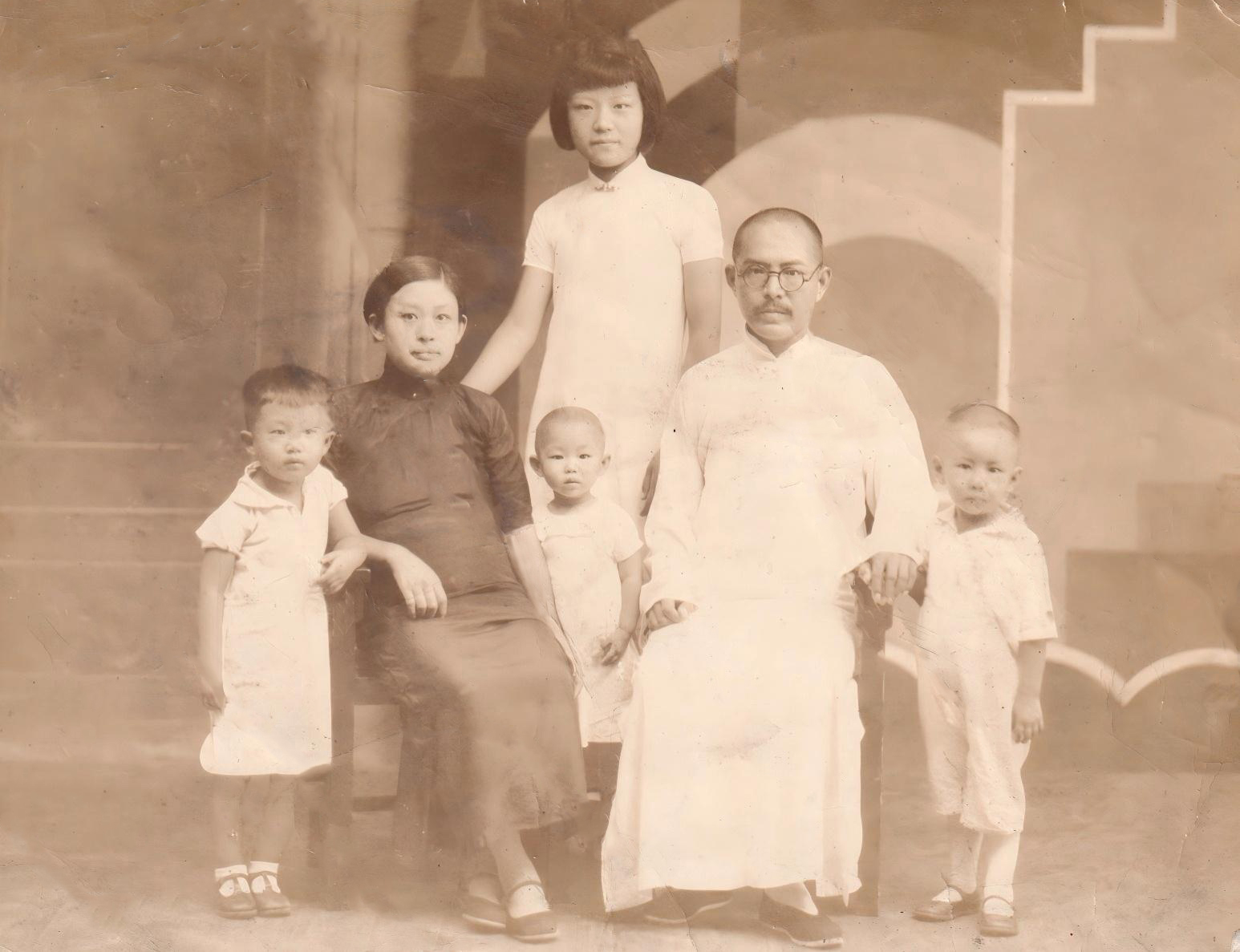 1940年，戴洛卿、龍春華夫婦與孩子們?cè)谀暇?jpg