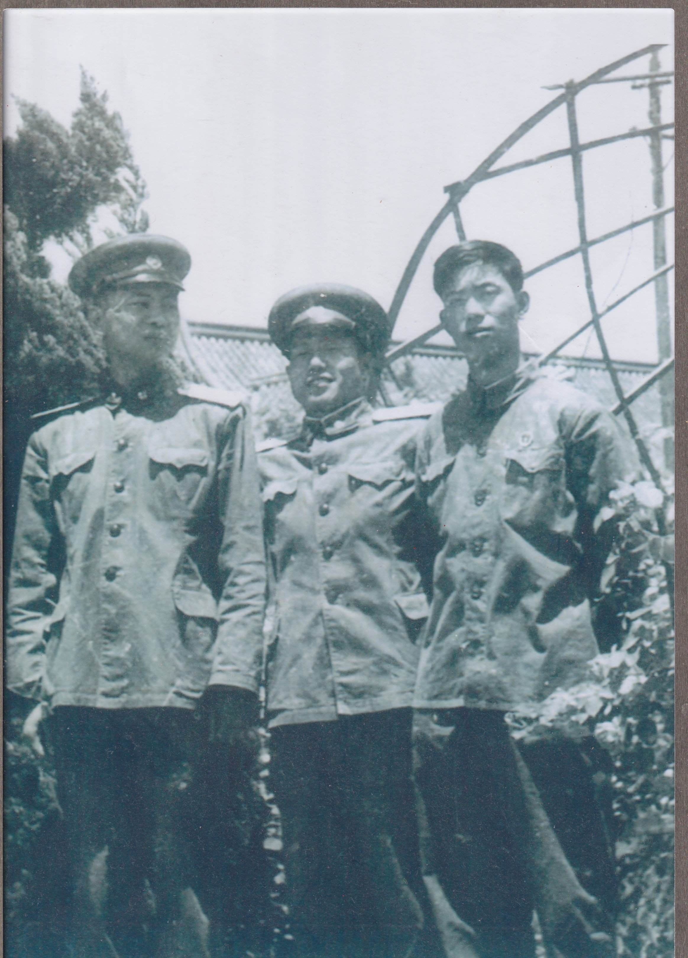 1957年，在華東軍區(qū)司令部小花園，左一戴啟明，與王可夫、徐一魏戰(zhàn)友.jpg