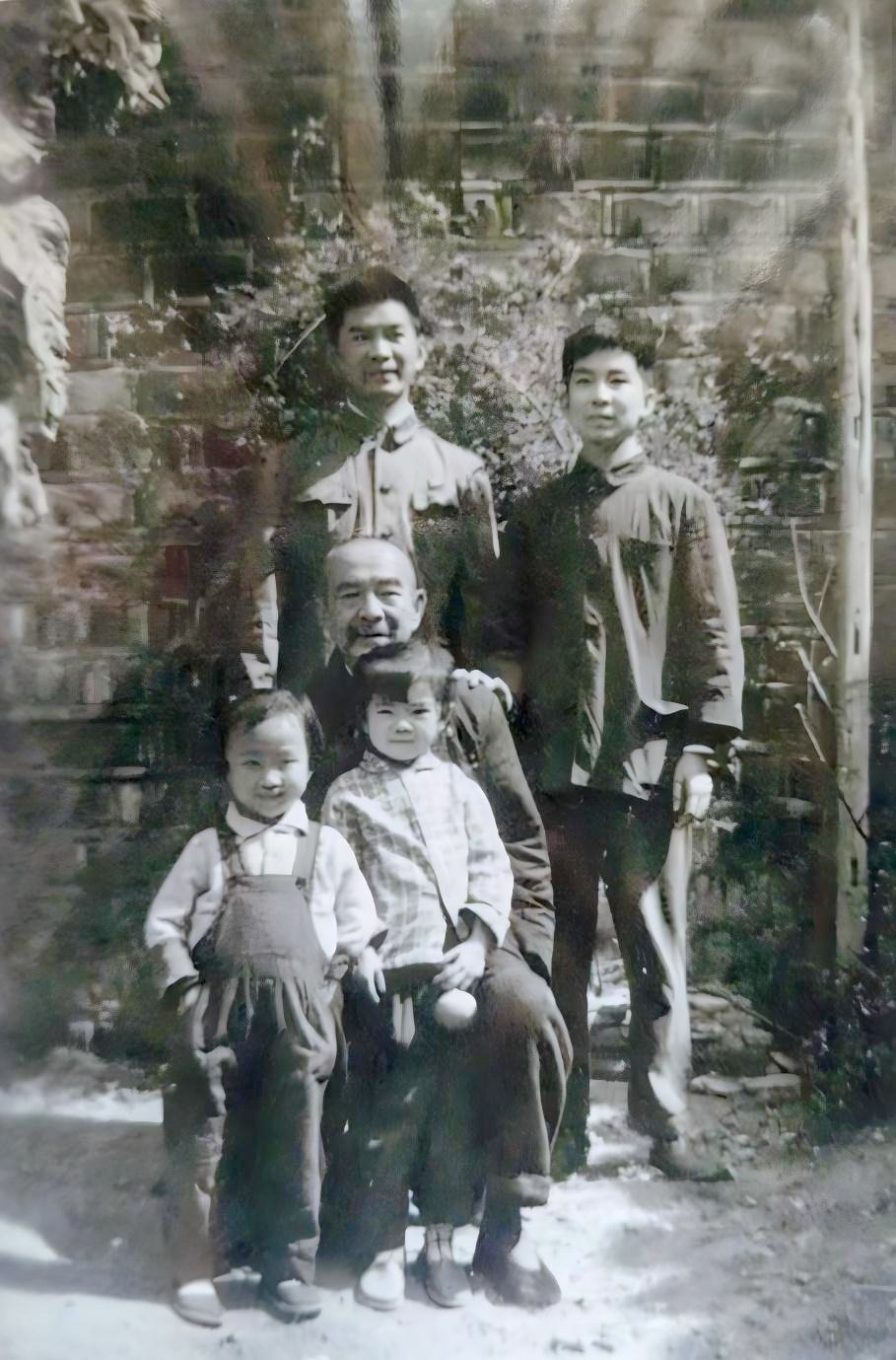 1967年左右，戴洛卿與孩子們?cè)谝蟾呦?3號(hào)后院留影。.jpg