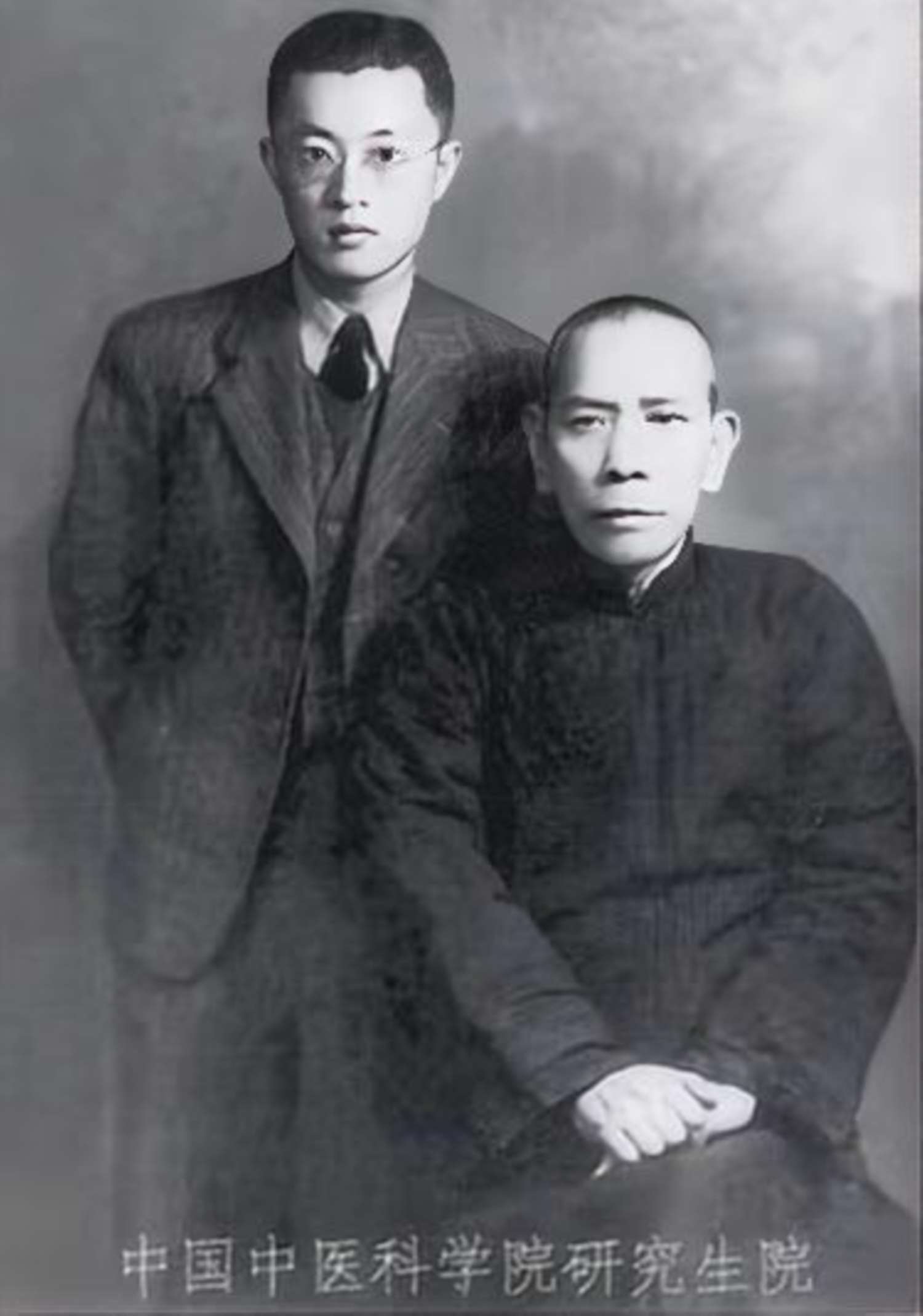 前坐者為著名中醫(yī)陳遜齋（清代著名醫(yī)家、《醫(yī)學(xué)三字經(jīng)》作者陳修園后裔），后站立者為方藥中。.jpg