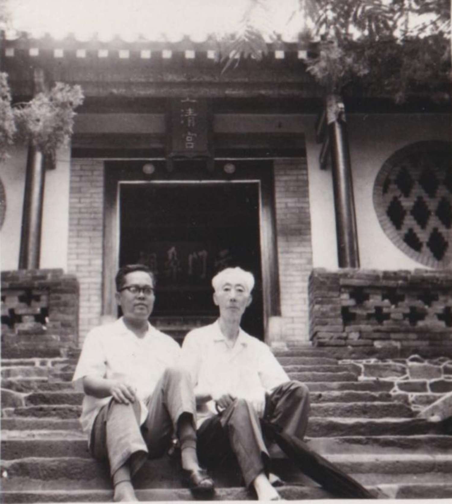 張義堂與南京中大醫(yī)院醫(yī)生李建華（左）(1).jpg