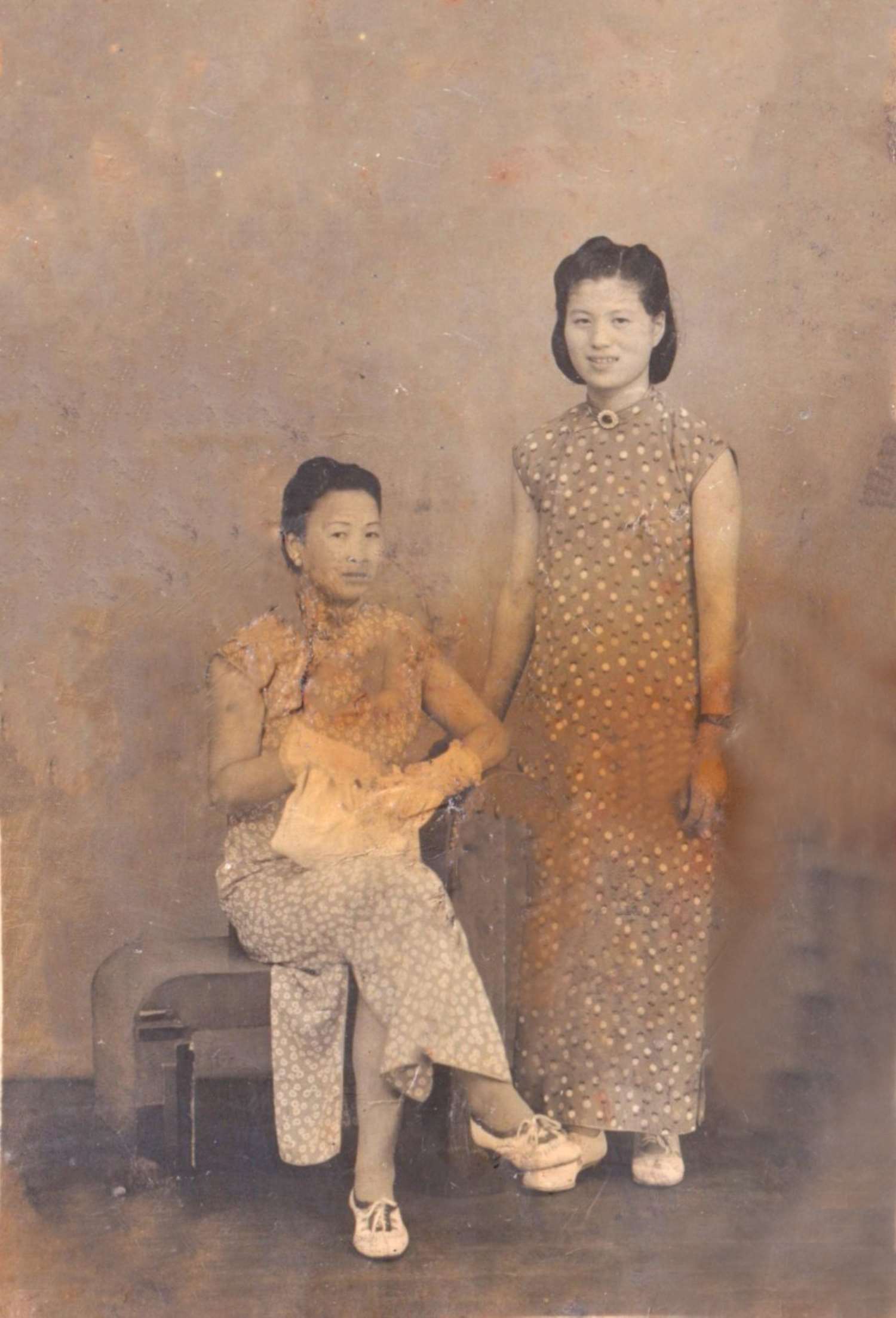 張義堂夫人薛敏惠（右），攝于上世紀(jì)四十年代。.jpg