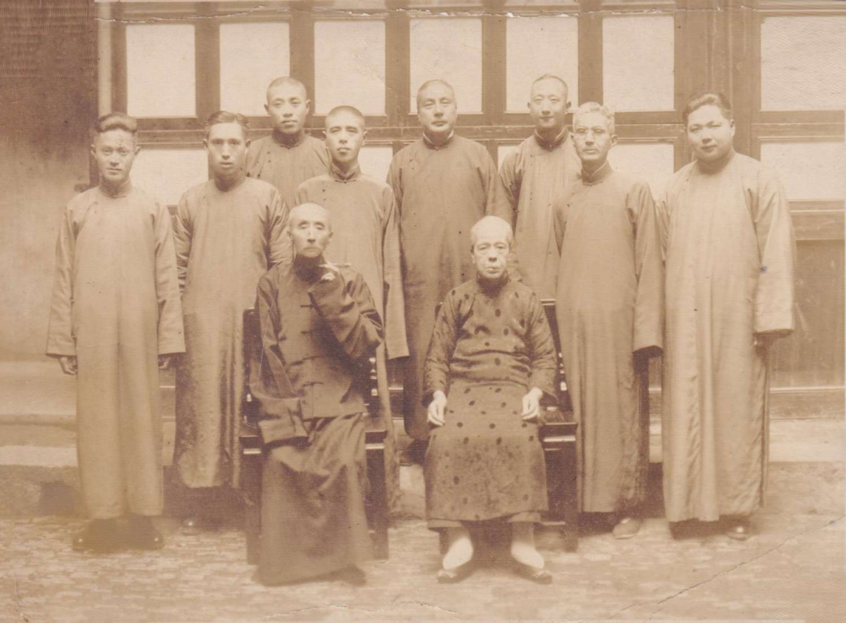 張簡(jiǎn)齋、張陳氏（陳五妹）夫婦，在南京鞍轡坊5號(hào)，與侯席儒、傅宗翰、張?bào)愦?、曹渭漁、廖作琦等弟子合影。照片由張昌信提供。.