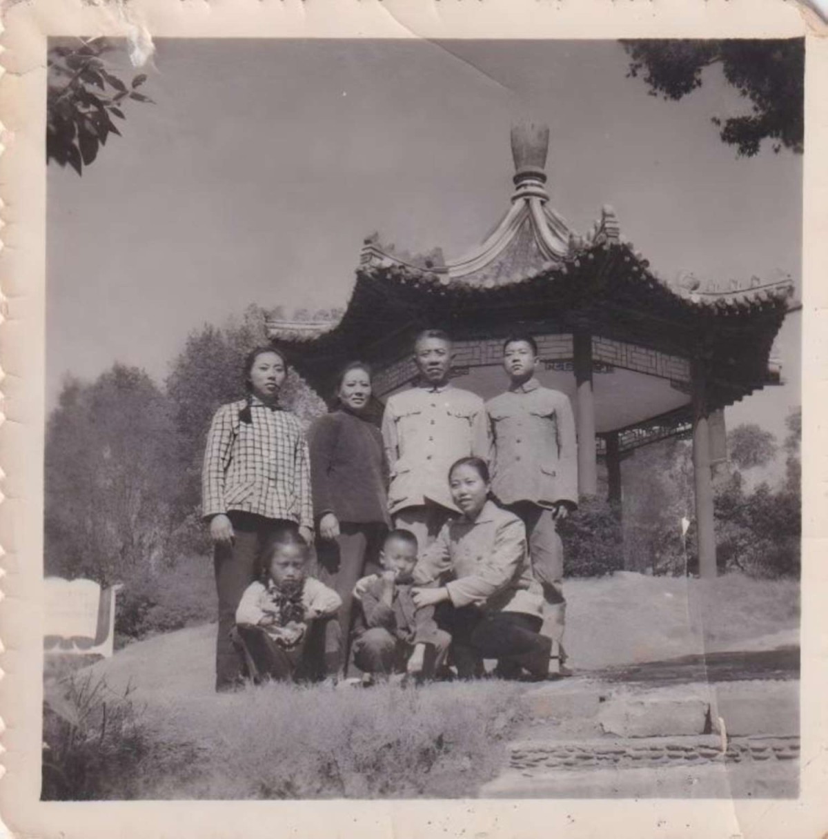 張?bào)愦ㄈ腋＃?969年攝于南京雨花臺(tái)。.jpg