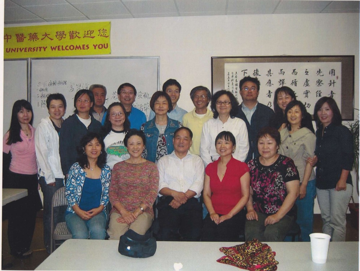 胥京生（前排中坐者）以博士生導(dǎo)師身份，在美國加州中醫(yī)藥大學(xué)進(jìn)行婦科學(xué)授課。圖為該校華人中醫(yī)針灸師與胥京生合影。.jpg