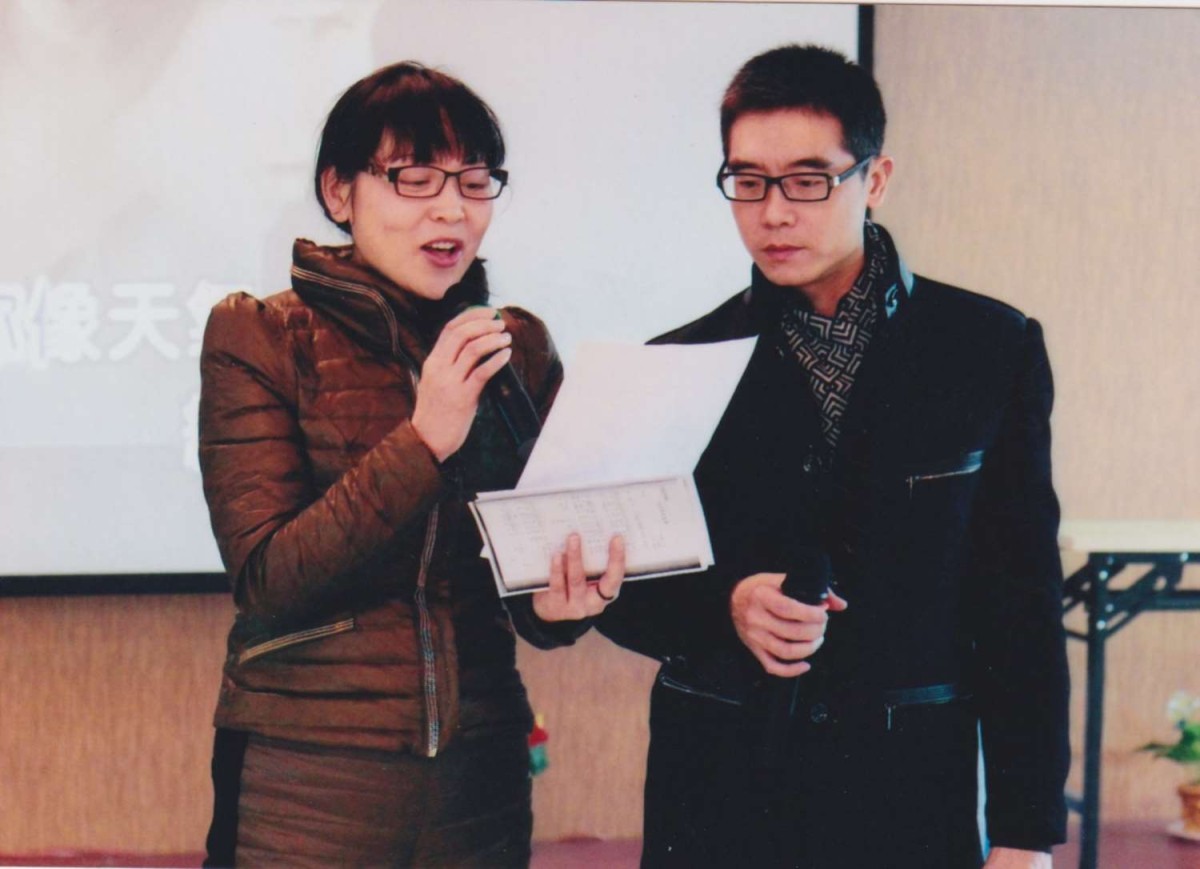 2013年2月10日，沈辰夫婦為紅日養(yǎng)老院老人演唱。父親沈?qū)W善在旁為他們伴奏。.jpg