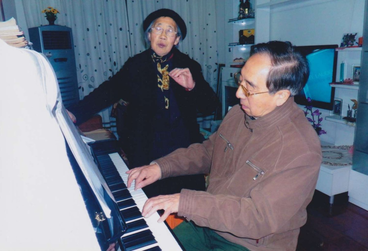 2010年，在上海，沈?qū)W善與姐姐彈琴唱歌。.jpg