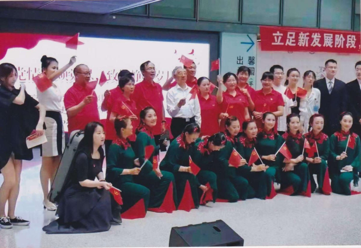 2021年6月，南京鼓樓醫(yī)院職工舉辦音樂(lè)會(huì)，慶祝建黨100年。.jpg