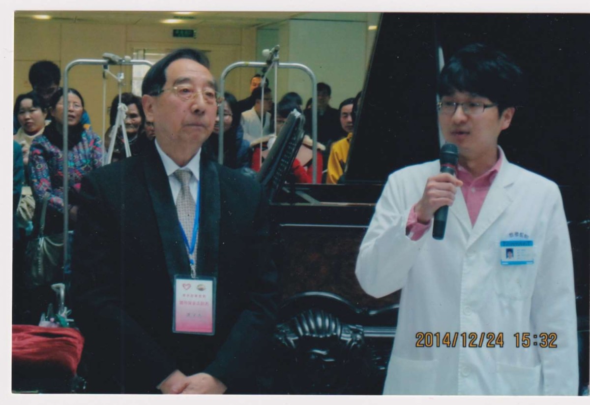 2014年12月，沈?qū)W善（左）由南京鼓樓醫(yī)院陳曙光醫(yī)生陪同，以志愿者身份，首開(kāi)鋼琴伴奏。.jpg