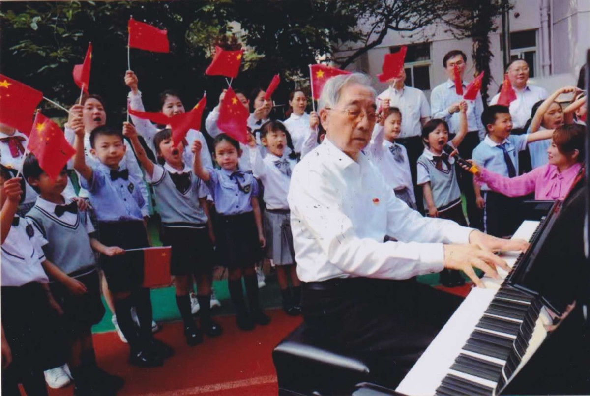2021年5月24日，在南京大學(xué)幼兒園升旗儀式上，沈?qū)W善為孩子們伴奏、高唱《歌唱祖國(guó)》。.jpg
