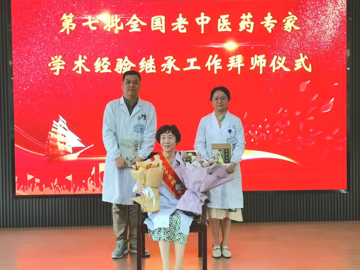2022年鈕曉紅與第七批全國老中醫(yī)藥專家學(xué)術(shù)經(jīng)驗繼承工作繼承人在拜師儀式時合影.jpg