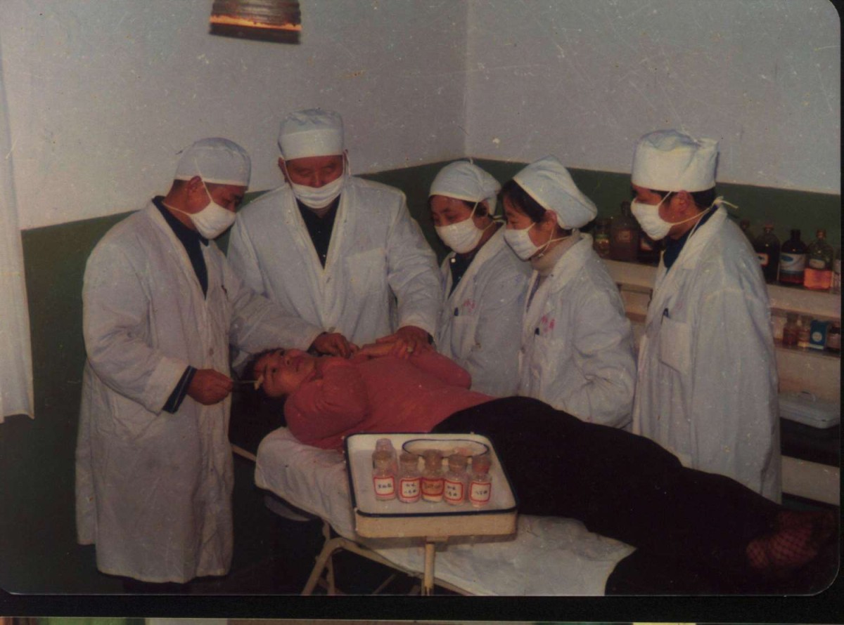 1984年在瘰疬科病區(qū)換藥室，鈕曉紅跟隨名醫(yī)徐學(xué)春院長為患者治療，左二徐學(xué)春、右二鈕曉紅.jpg