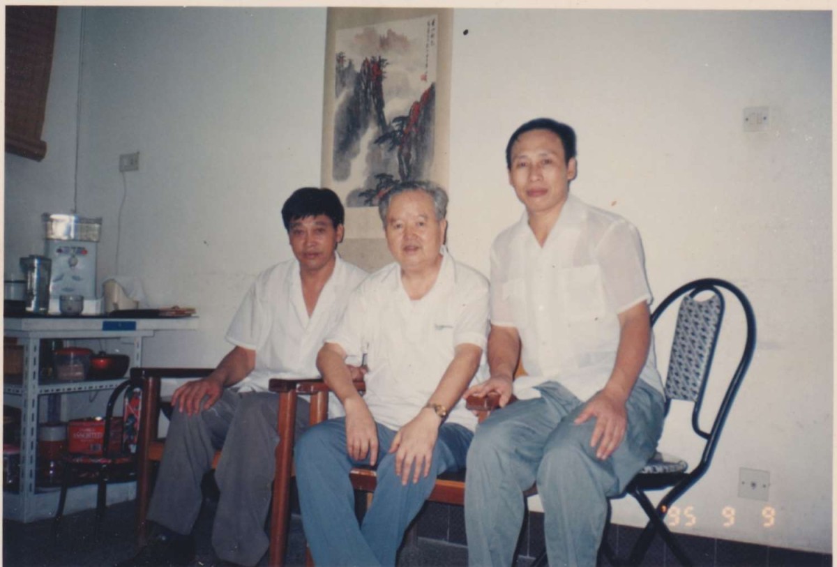 夏公旭（右）與同學(xué)在深圳探望徐學(xué)春（中）.jpg