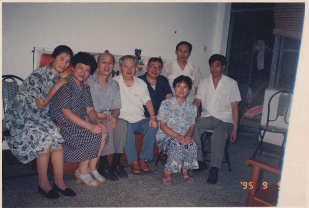 徐學(xué)春（中）與南京部分職工合影。.jpg