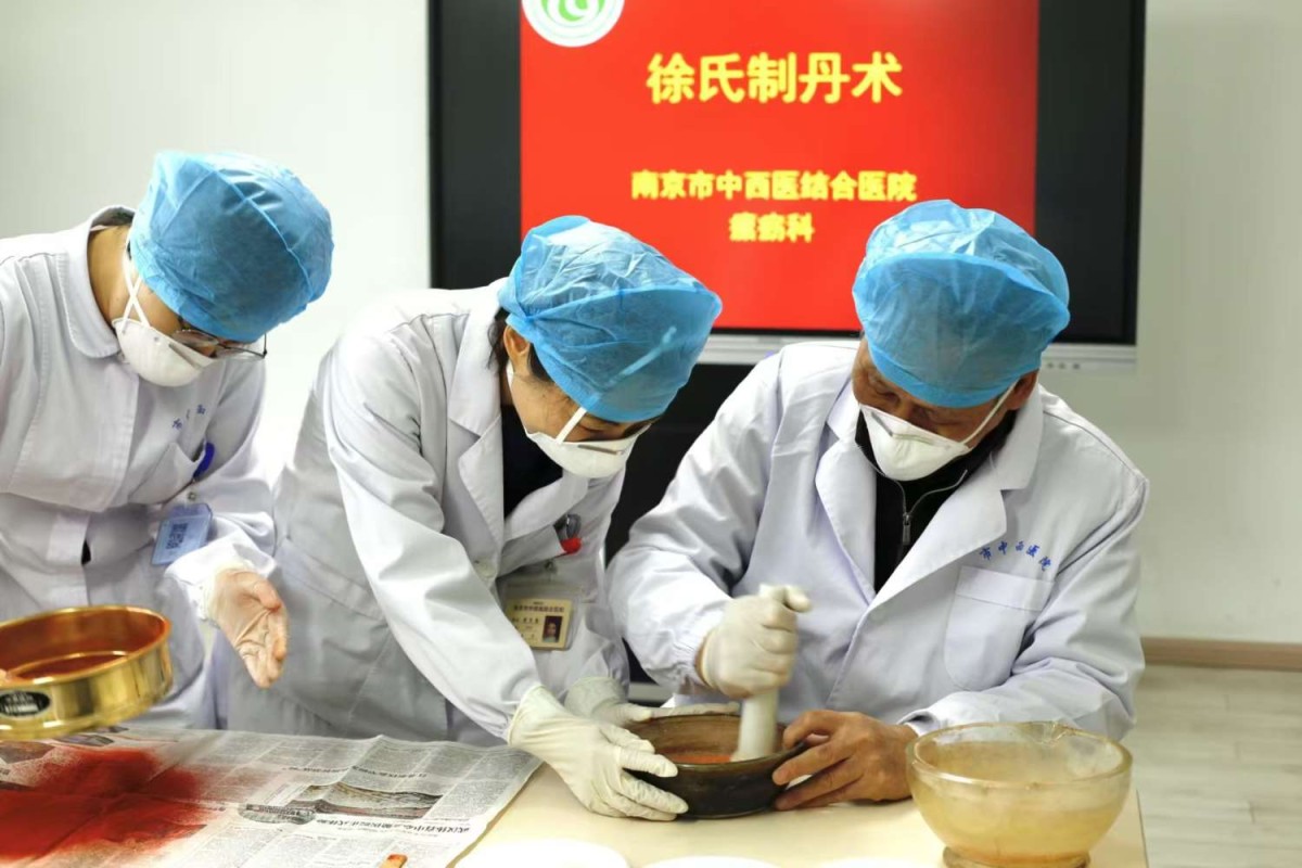 夏公旭在做煉丹前準(zhǔn)備。.jpg