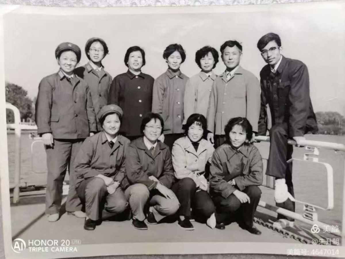 1981年，江苏省人民医院儿科进修班医生结业后，在玄武湖公园的合照。.jpg