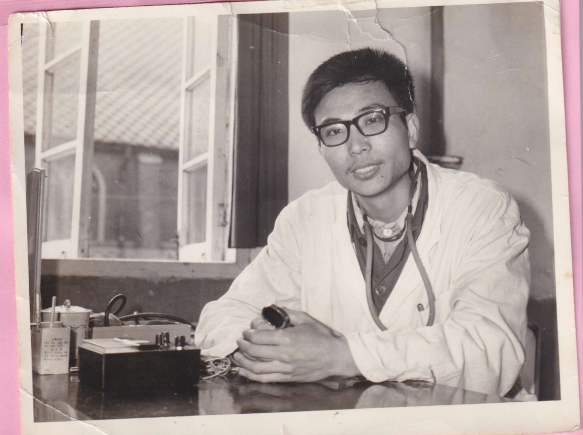 朱升朝在南京建邺区联合医院儿科门诊。拍摄于1979年4月。.jpg