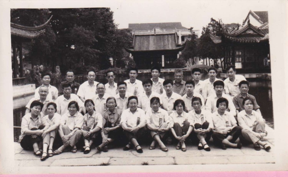 1977年7月1日，南京市文教卫生系统先进集体、先进个人代表大会首次召开。图为与会代表合影。后排右五为朱升朝。.jpg