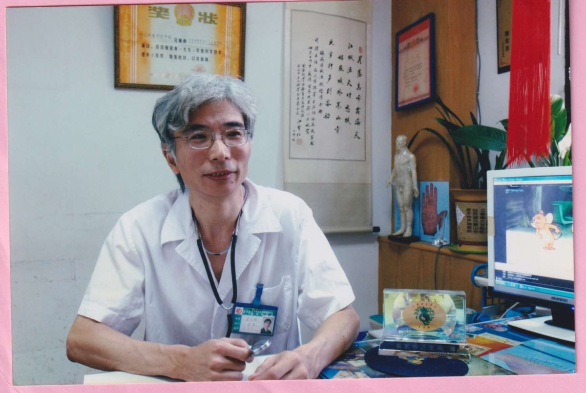 朱升朝在南京建邺区中医院省名医小儿特诊室。拍摄于2003年7月。.jpg