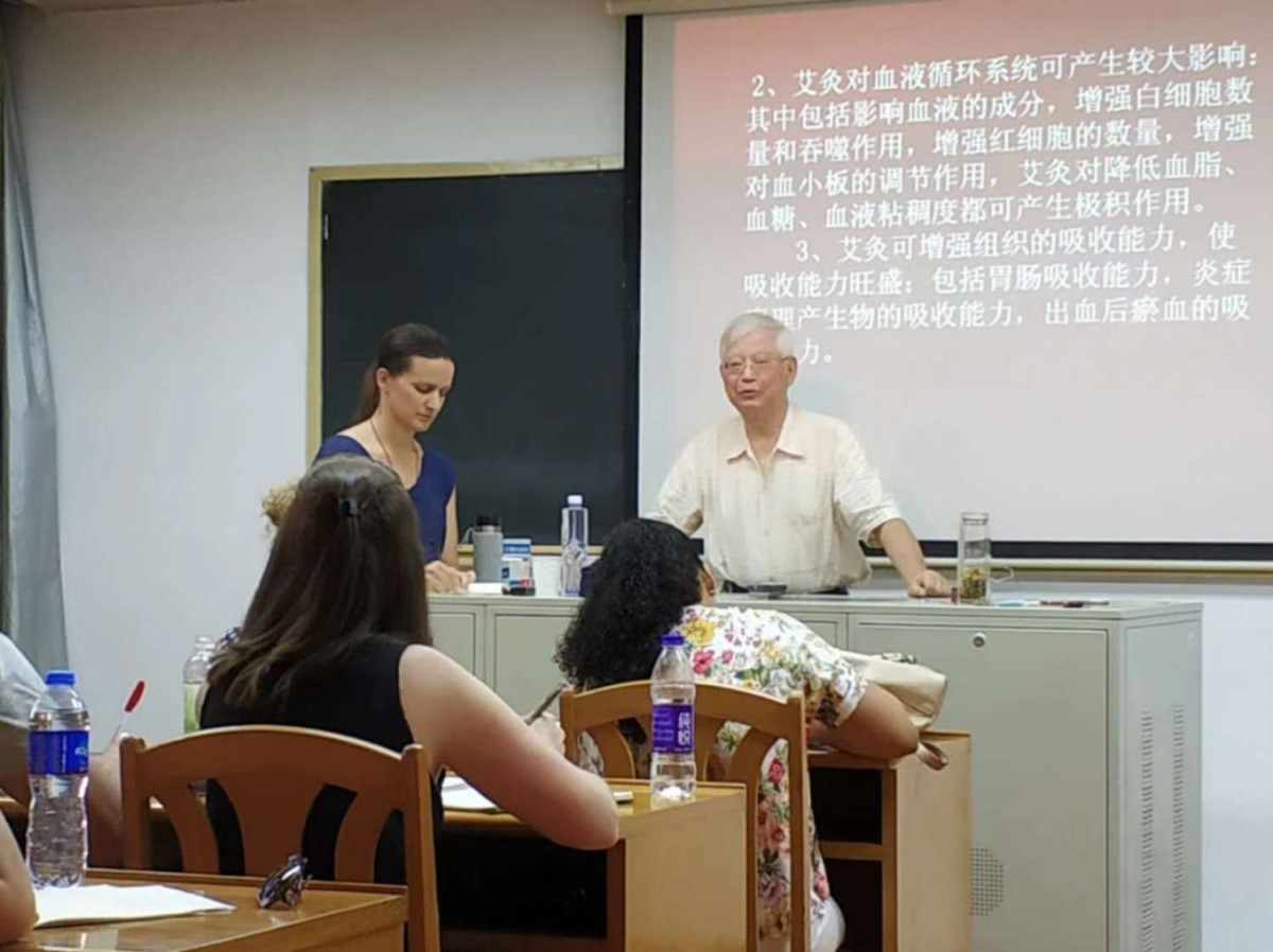 這是2008年，在南京中醫(yī)大學(xué)給南美洲巴西、阿根廷、智利的學(xué)生上課。.jpg