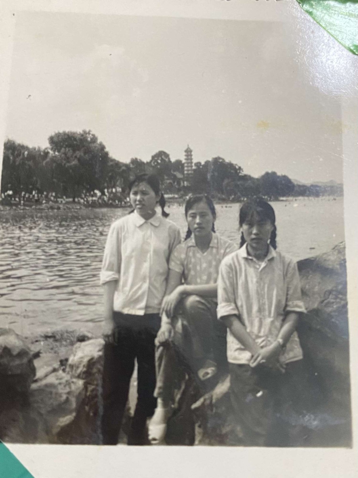 大學(xué)畢業(yè)時(shí)，俞明霞（右一）與同學(xué)游覽玄武湖。.jpg