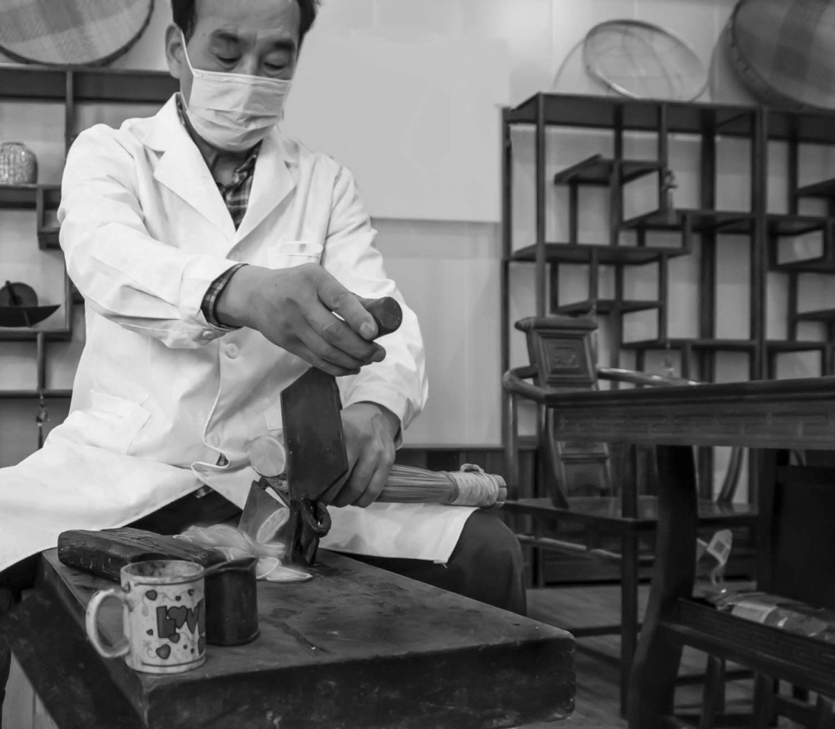 雷茂華在進(jìn)行藥材手工切片。.jpg