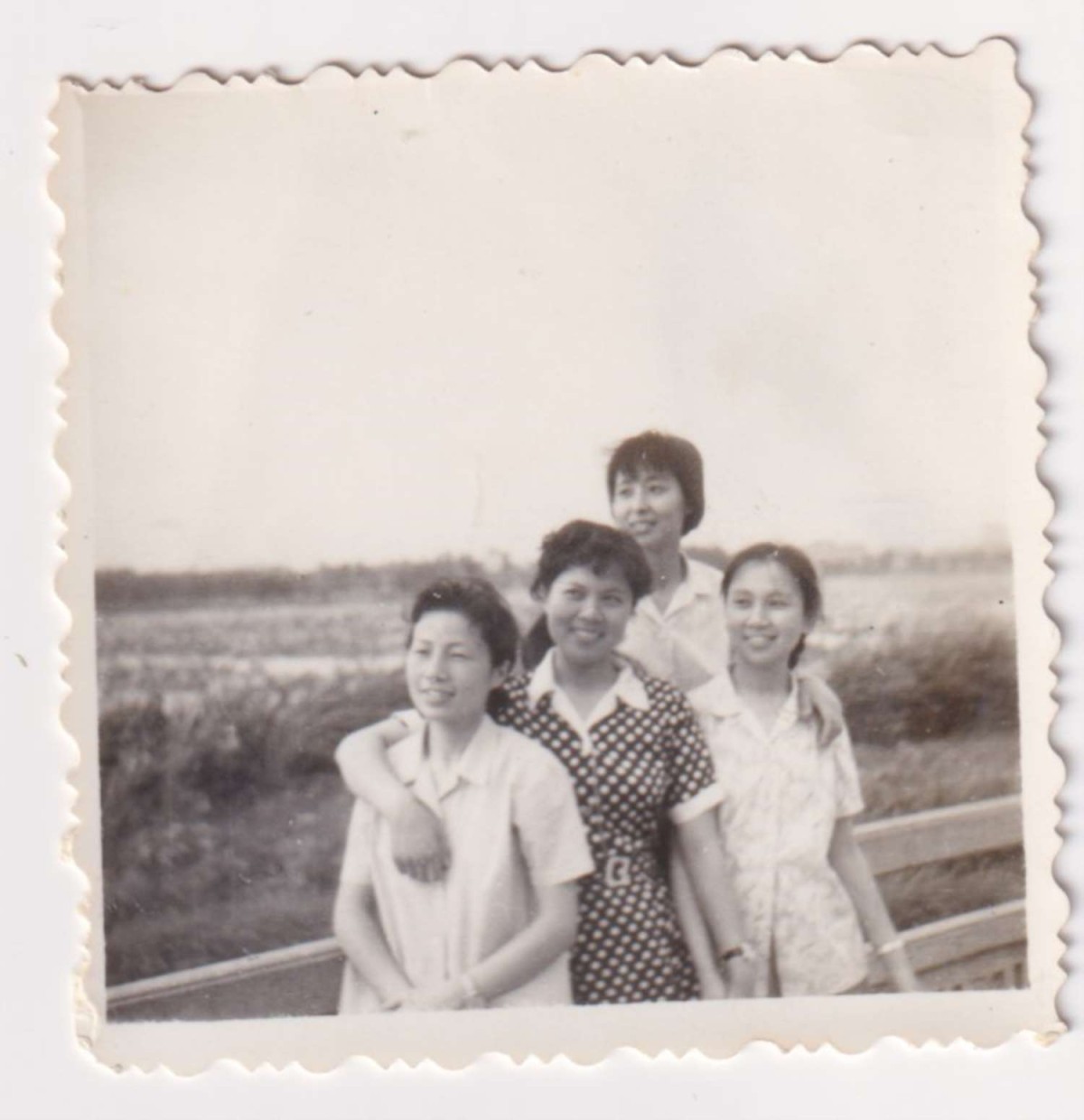 1981年實(shí)習(xí)期間，李麗（中）與同學(xué)在長(zhǎng)江 邊合影。.jpg
