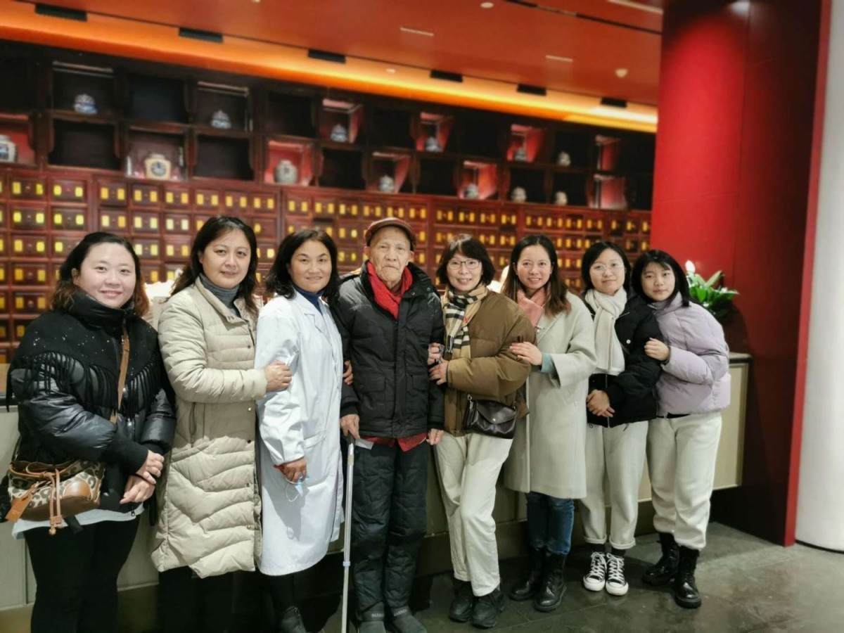 2022年11月，楊文琪（中）與非遺傳承實習(xí)基地——南京富麗山莊幼兒園的老師們在一起。.jpg