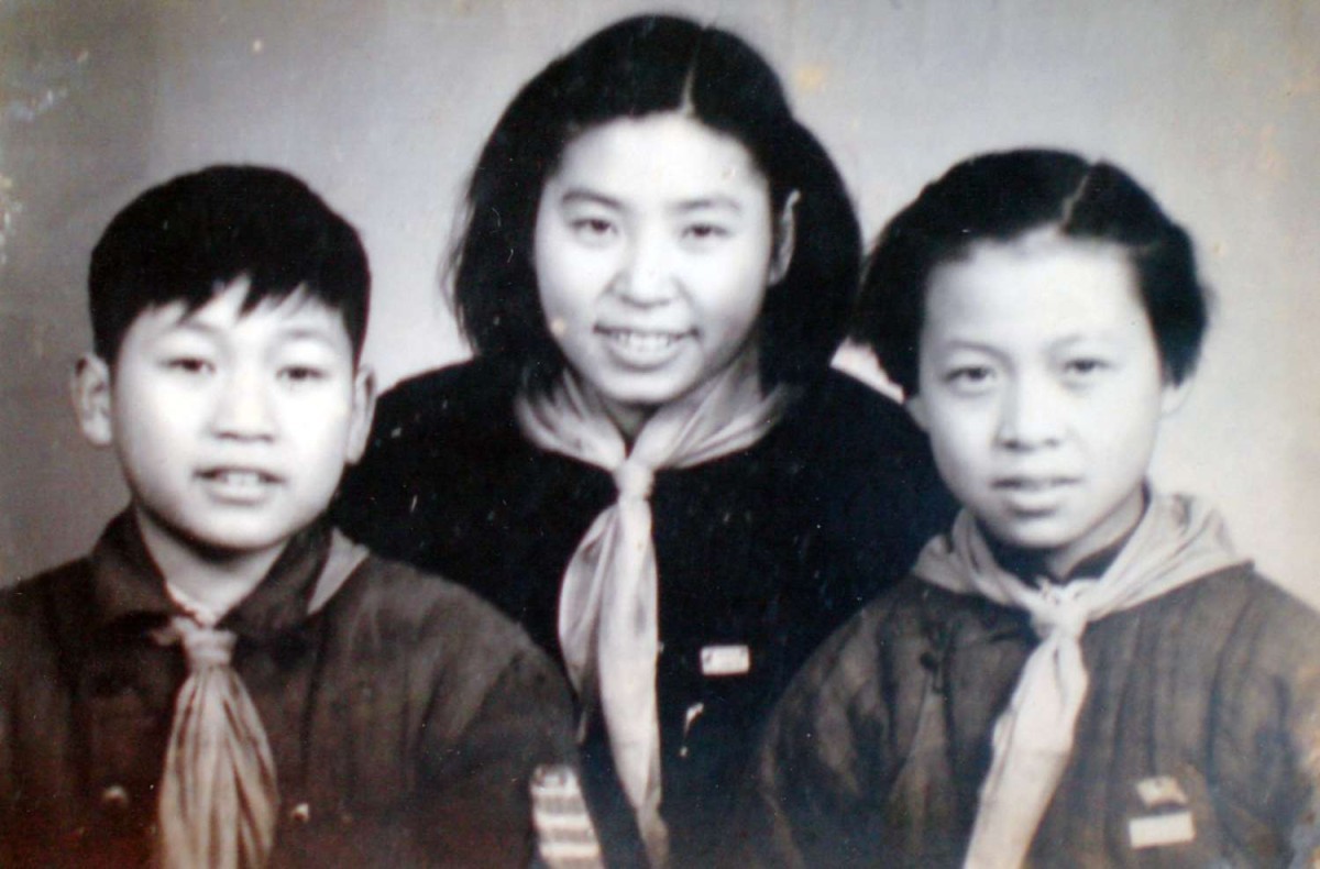 張華強(qiáng)（左）小學(xué)時與老師、同學(xué)在一起。.jpg