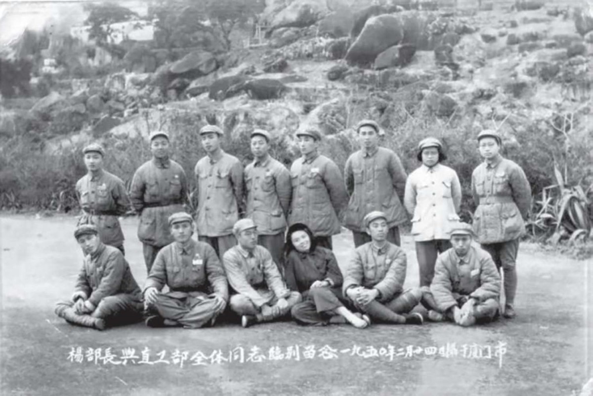 1950 年 ，梁?。ㄇ芭庞乙唬┰趶B門.jpg