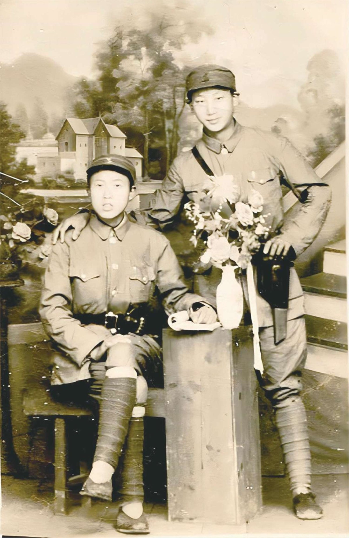 1949 年 3 月 20 日， 渡江戰(zhàn)役前  夕攝于泰州。右邊站立者為劉漢山， 左邊坐者為戴學(xué)江.jpg