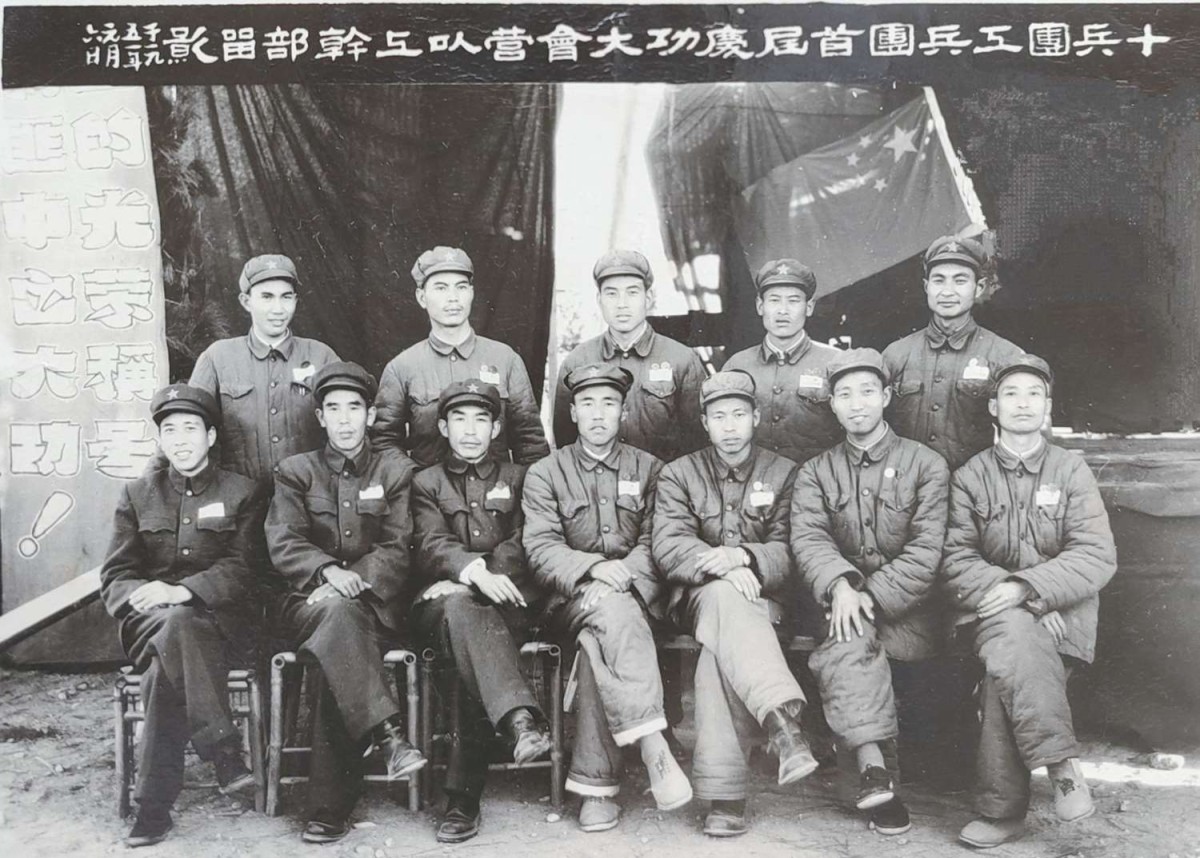 1951 年 3 月 ，十兵團(tuán)工兵團(tuán)首長與部分營以上干部合影 。第一排右二為朱澄清.jpg