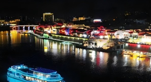 屯溪文旅玩出“新花样” ：新安江上赏夜景 VR科技“游”太空