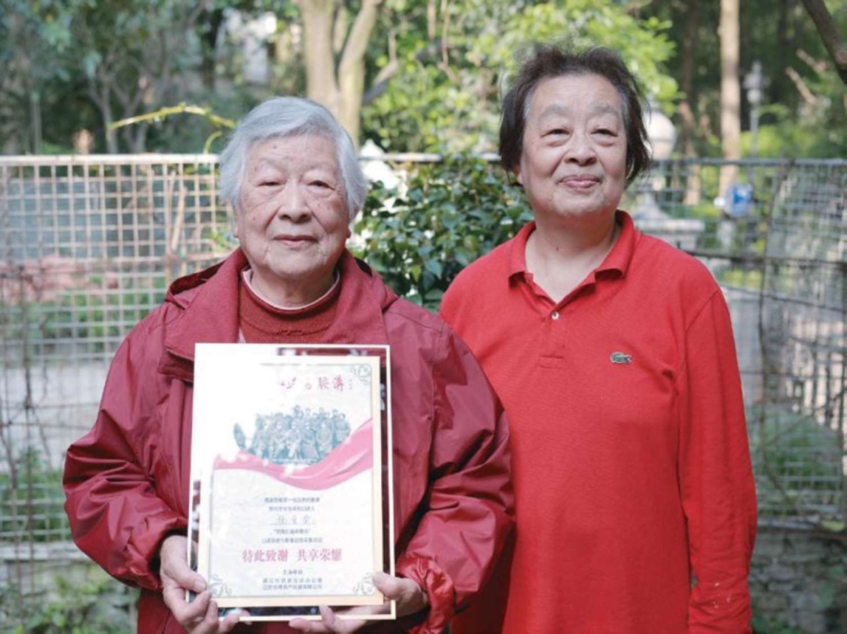 祝自瑩和女兒賈祝平在口述歷史現(xiàn)場(chǎng).jpg
