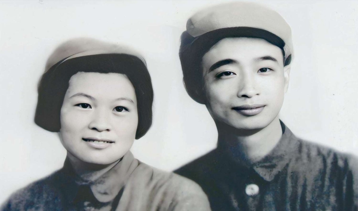 1949 年 10 月，進(jìn)軍西南前夕， 賈成 、祝自瑩夫婦在無錫.jpg